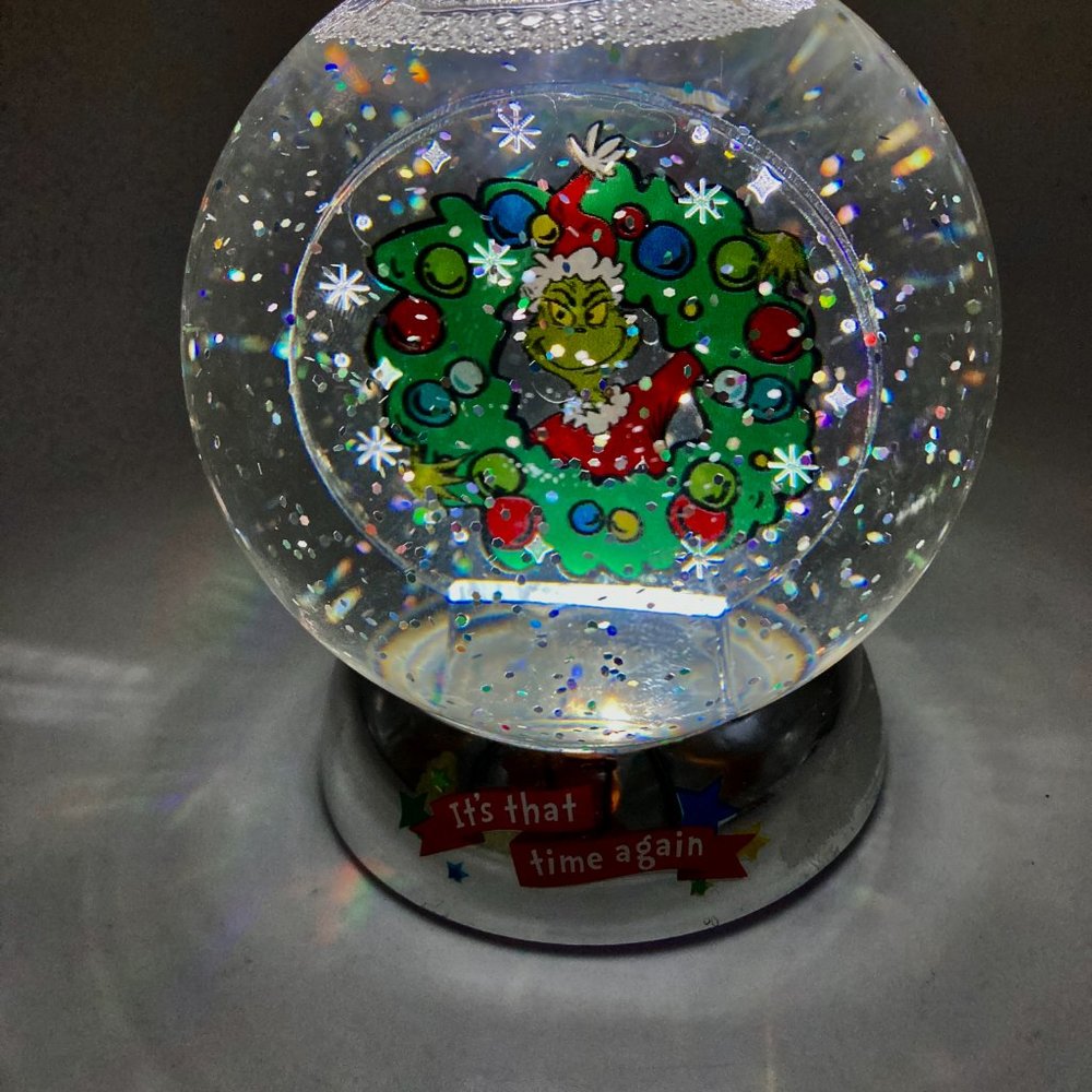 Lighted  Grinch Snow Water Globe